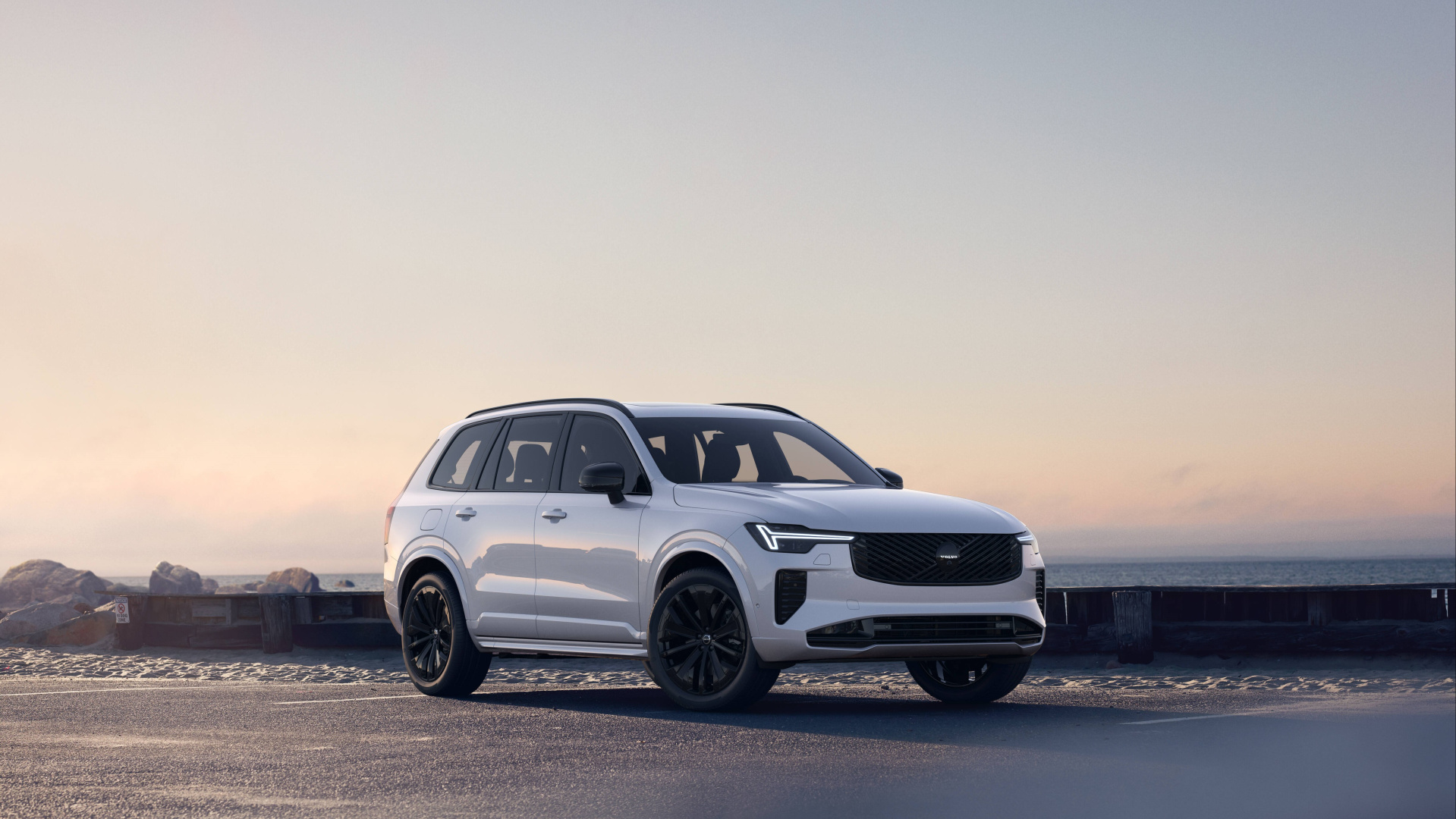 SMALL_352778_Volvo_XC90_Black_Edition_exterior
